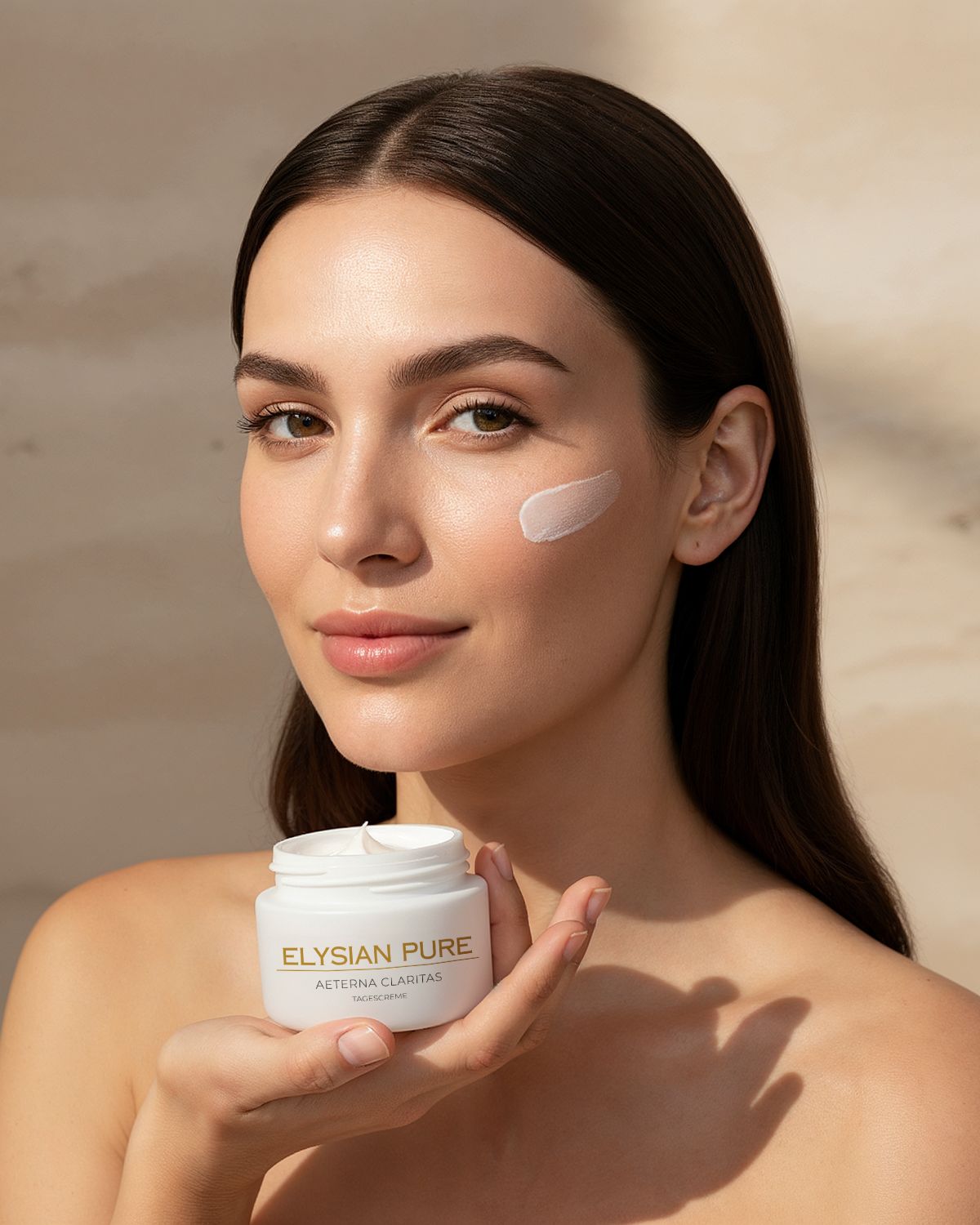 Frau trägt Tallow Tagescreme für alle Hauttypen auf – natürliche Gesichtscreme im Tiegel für sanfte Hautpflege